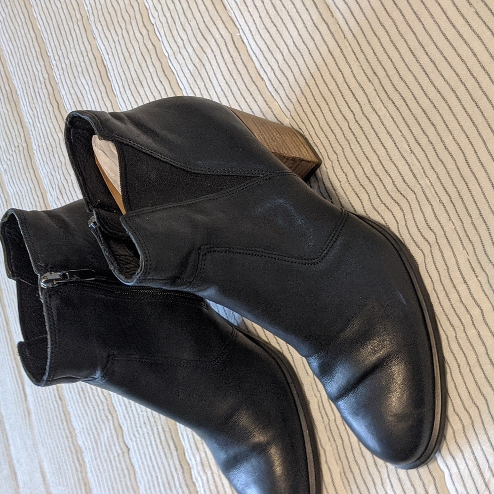 Ecco Black Leather Zip-Ankle Booties